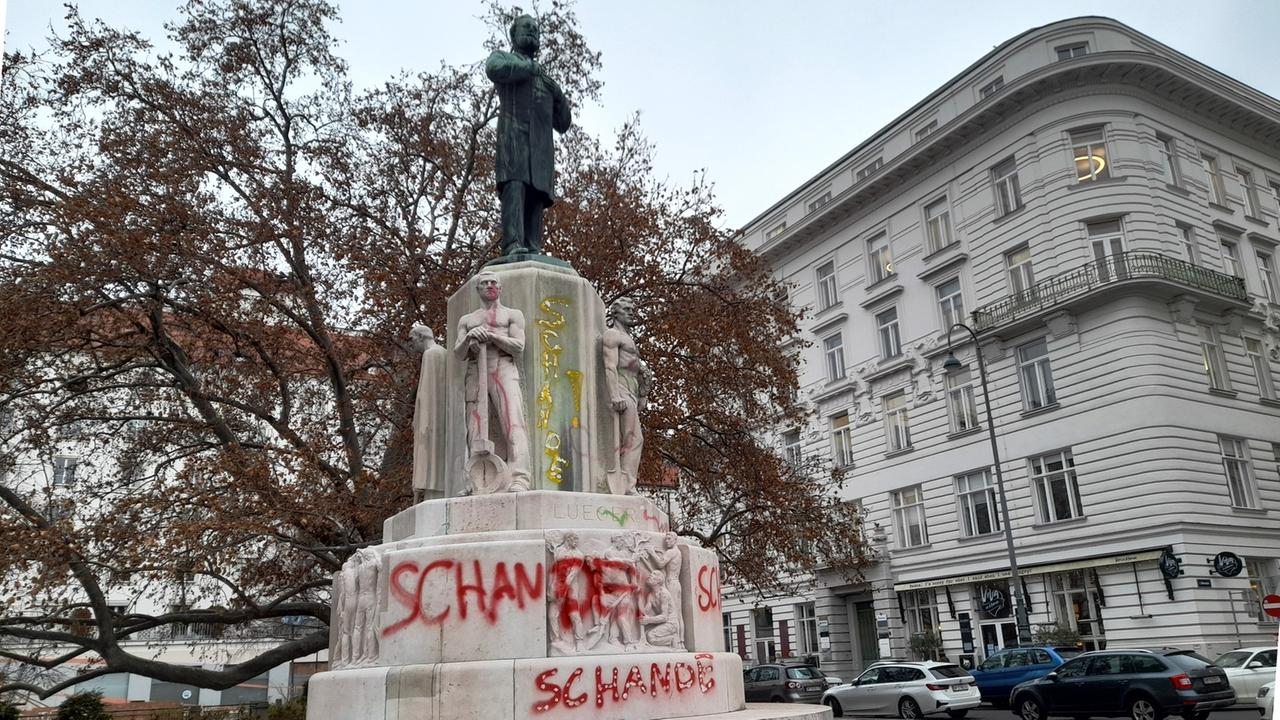 Auf dem Sockel der Luegerdenkmals steht in roter Farbe mehrmals das Wort "Schande".