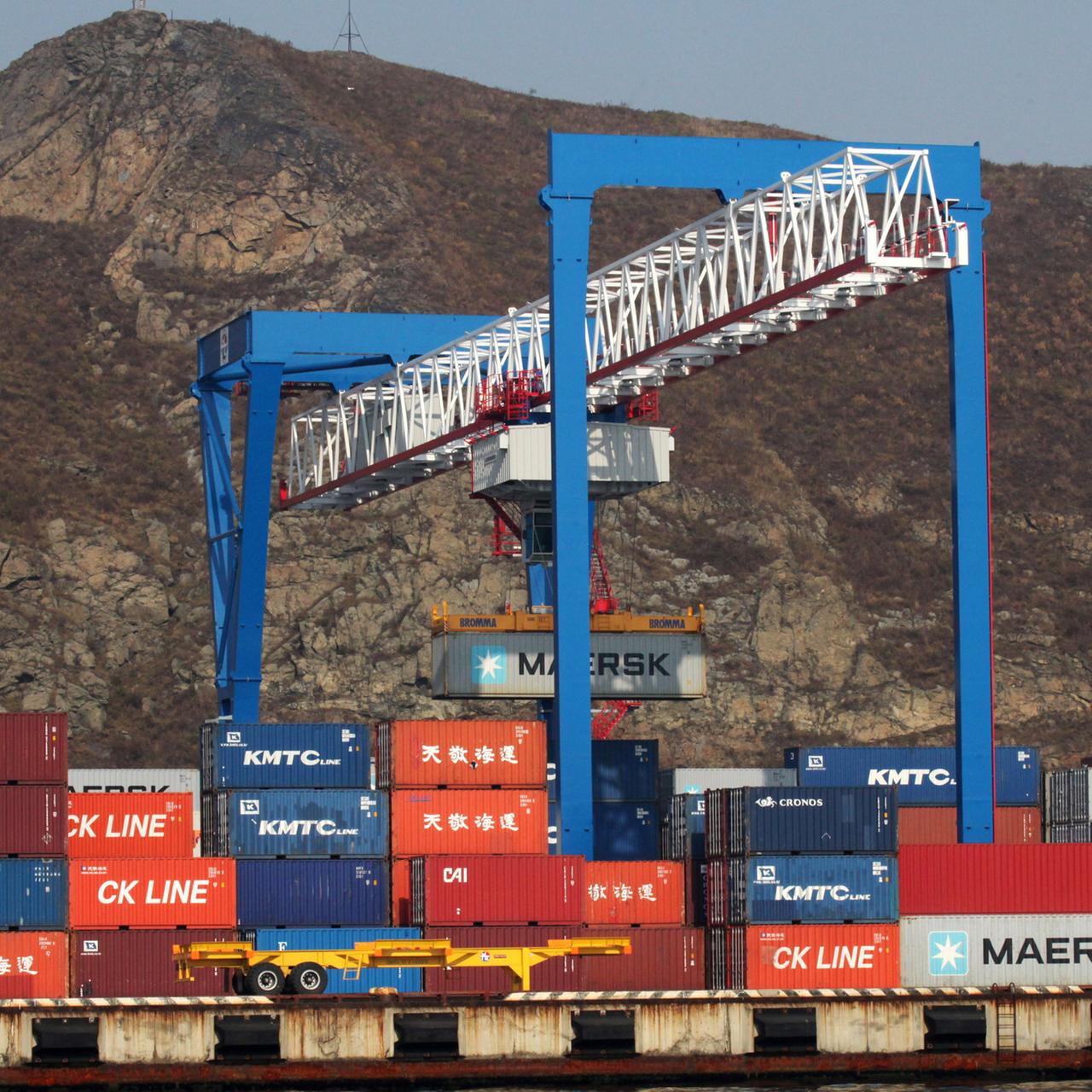 Container werden im Hafen von Wladiwostok verladen.