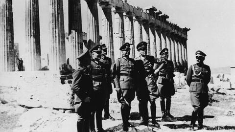 Walther von Brauchitsch (4.v.l.) besichtigt die Akropolis in Athen, nach der Eroberung Griechenlands durch die Wehrmacht mit dem Landesgruppenleiter der NSDAP, Wrede (3.v.r.).- Foto, Mai 1941.