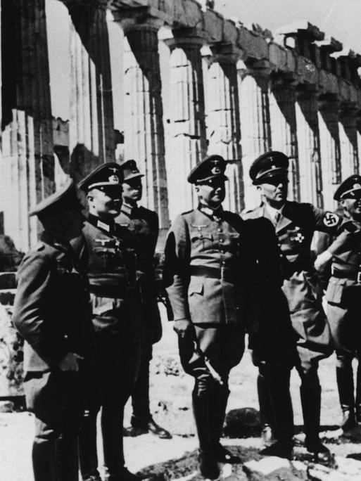 Walther von Brauchitsch (4.v.l.) besichtigt die Akropolis in Athen, nach der Eroberung Griechenlands durch die Wehrmacht mit dem Landesgruppenleiter der NSDAP, Wrede (3.v.r.).- Foto, Mai 1941.