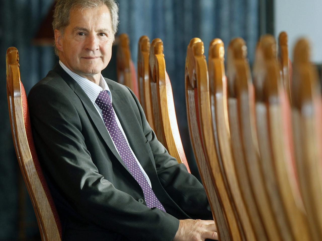 Jo Leinen sitzt in einer Stuhlreihe