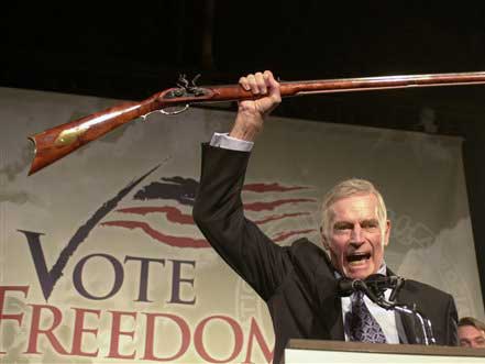 Der US-Schauspieler Charlton Heston bei einer Versammlung der US-Waffenlobby National Rifle Associaton, deren Präsident der bis 2003 war. Der US-Schauspieler Charlton Heston bei einer Versammlung der US-Waffenlobby National Rifle Associaton, deren Präsident der bis 2003 war.