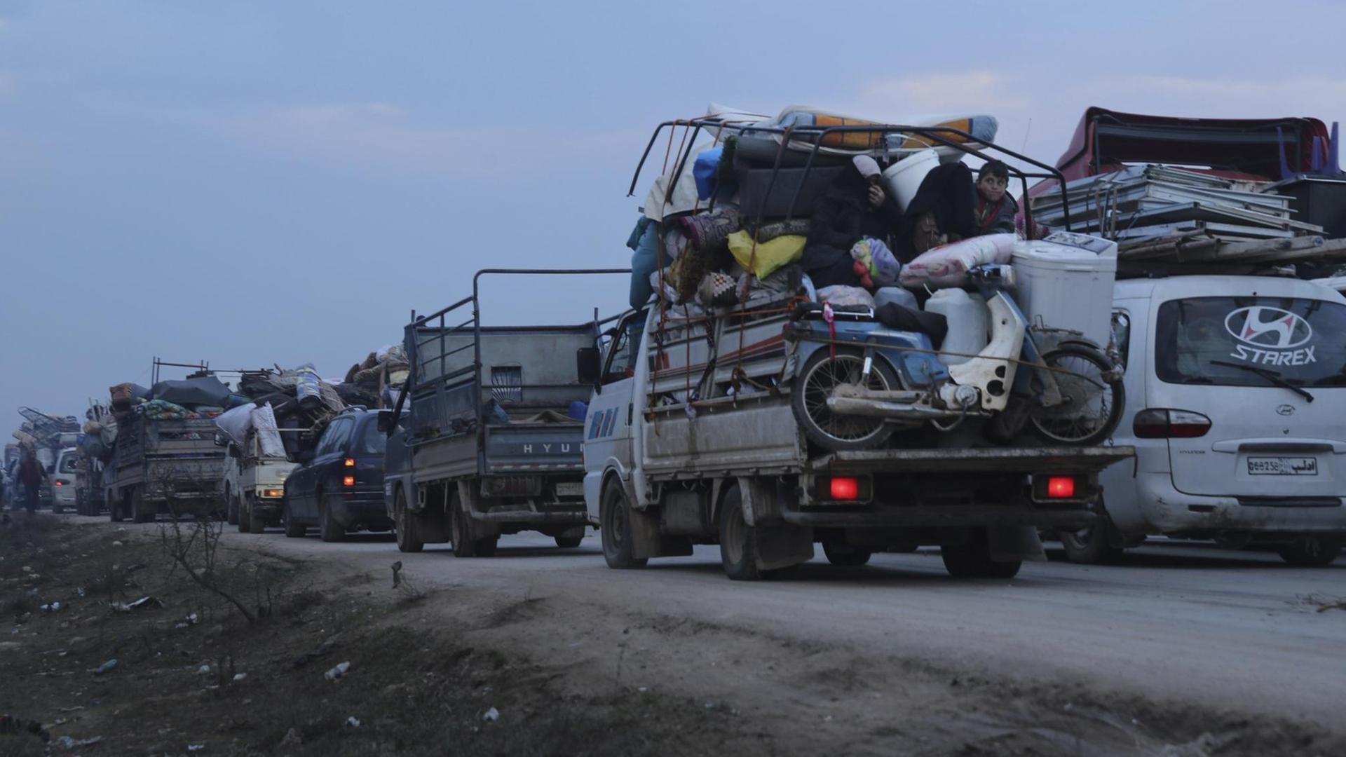 Syrische Zivilisten fliehen vor Luftangriffen und Kämpfen in der Provinz Idlib.