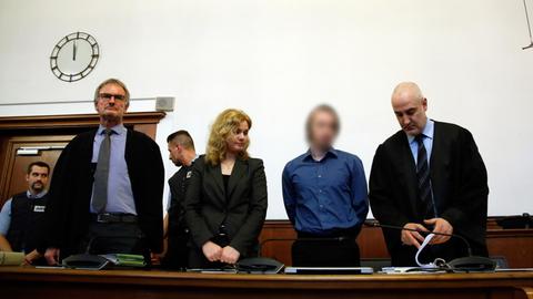 Der Angeklagte Sergej W. (2.v.r) steht am 21.12.2017 im Landgericht in Dortmund (Nordrhein-Westfalen) zur Anklagebank neben seinen Verteidiger Christus Psaltiros (r) und Carl Heidenreich (l). Dem 28-jährigen Mann wird 28-facher versuchter Mord vorgeworfen. (Teile des Bildes wurden aus persönlichkeitsrechtlichen Gründen unkenntlich gemacht.)
