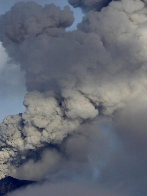Dunkle Rauchwolken über einem Vulkan