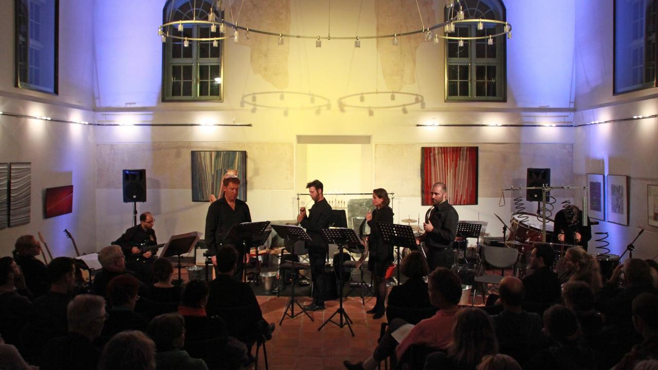 Das MEKOMOT Ensemble bei einer Aufführung in der Alten Synagoge Hagenow.