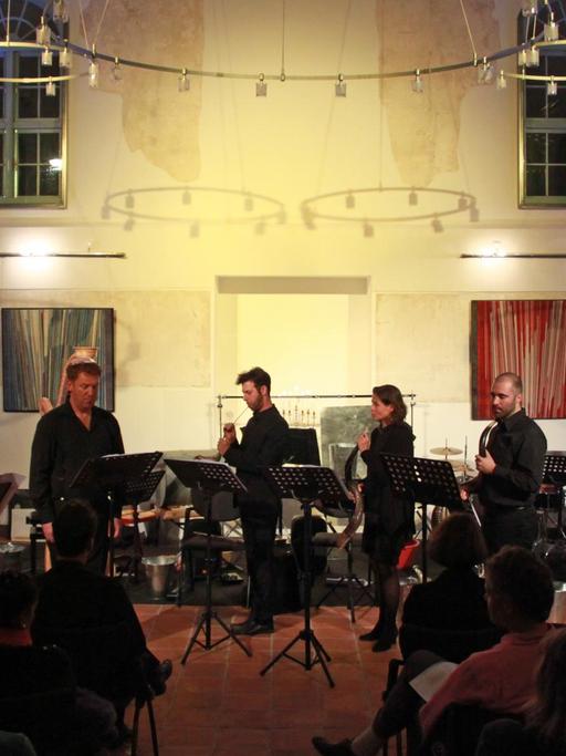 Das MEKOMOT Ensemble bei einer Aufführung in der Alten Synagoge Hagenow