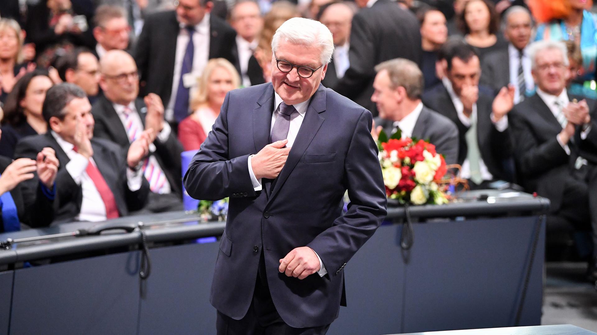 Der designierte Bundespräsident Frank-Walter Steinmeier, SPD, geht am 12. Februar 2017 im Reichstag in Berlin nach der Wahl zum Bundespräsidenten zum Rednerpult.