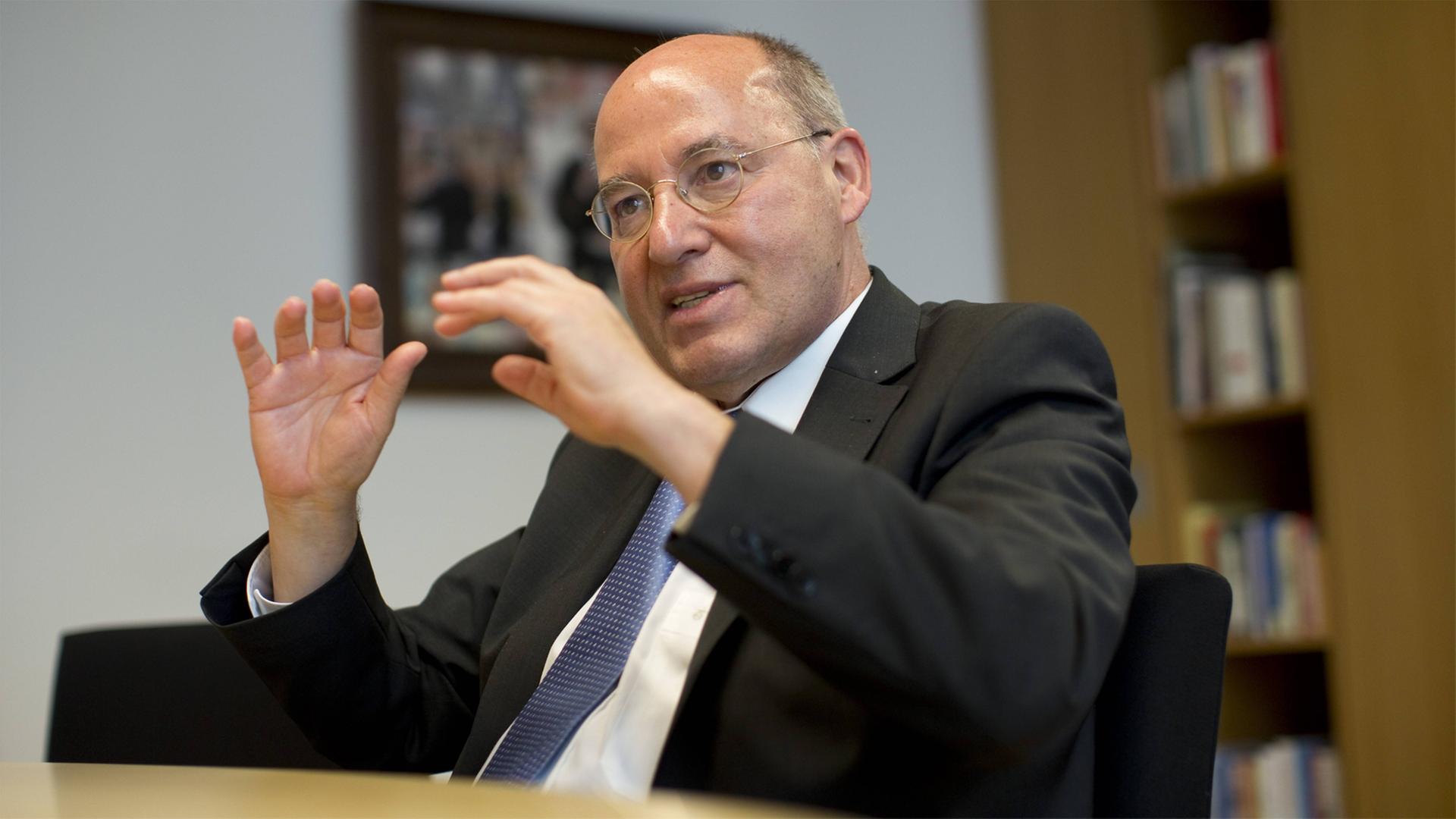 Der Politiker Gregor Gysi im Büro