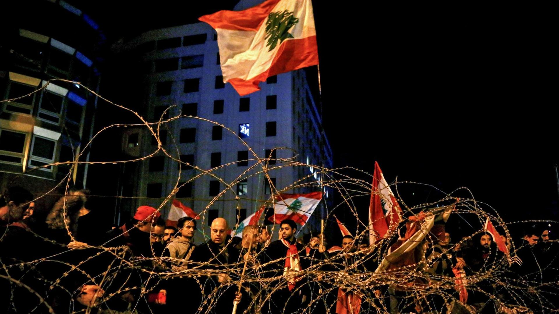 Das Foto zeigt Proteste gegen die neu gebildete libanesische Regierung in Beirut. Das Foto zeigt Proteste gegen die neu gebildete libanesische Regierung in Beirut.