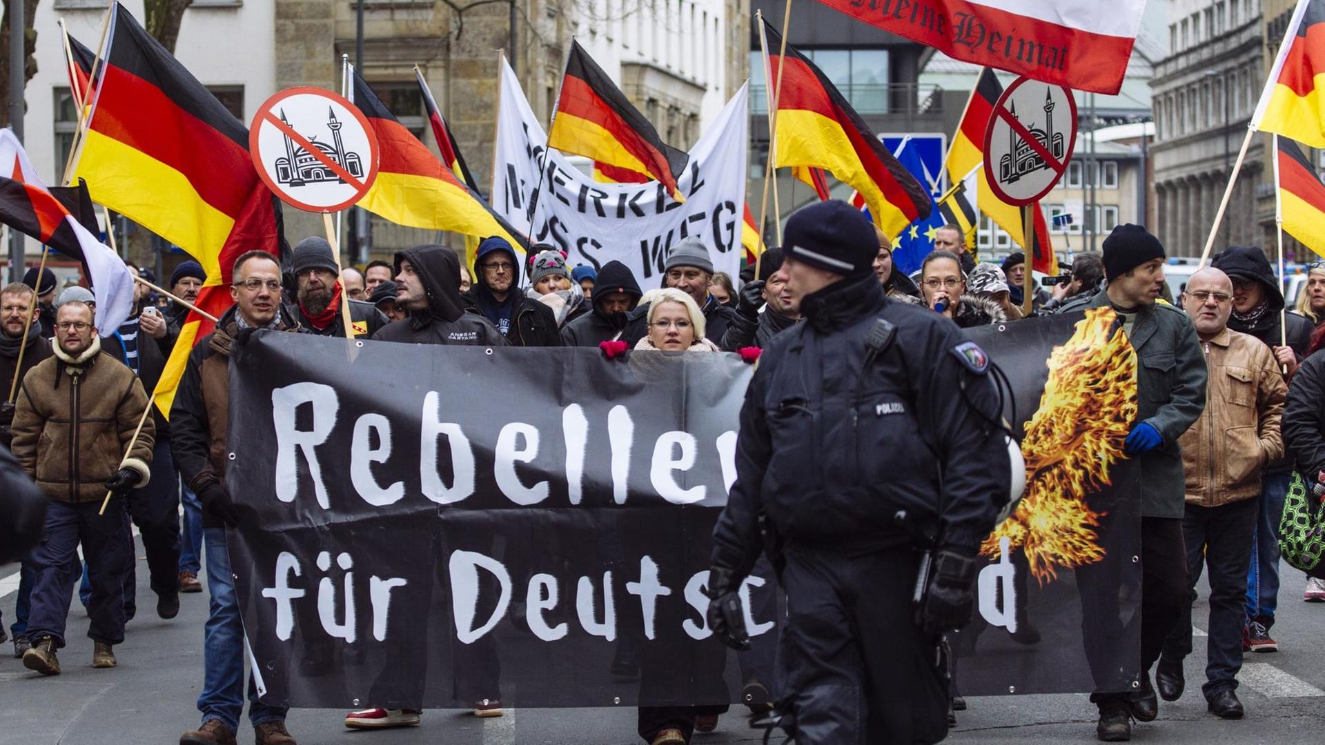 Rechtsextreme bei der Demo "Ein Jahr nach dem Kölner Silvesterpogrom - kein Vergeben, kein Vergessen" mit anschließendem Zug durch die Innenstadt, im Januar 2017