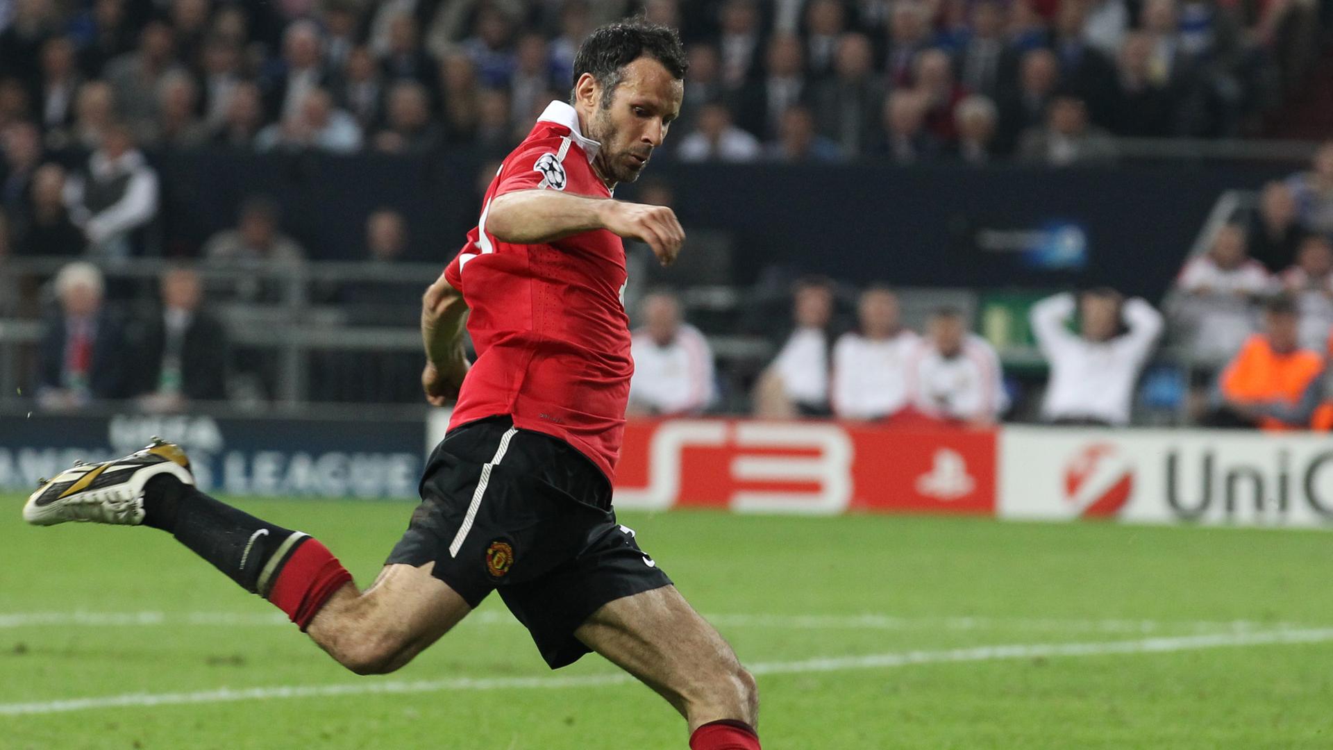 Schalke's x (l) and Manchester's x (r) vie for the ball during their UEFA Champions League semi-final match FC Schalke 04 vs Manchester United at the Arena AufSchalke in Gelsenkirchen, Germany, 26 April 2011. Photo: Friso Gentsch dpa/lnw Schalke's x (l) and Manchester's x (r) vie for the ball during their UEFA Champions League semi-final match FC Schalke 04 vs Manchester United at the Arena AufSchalke in Gelsenkirchen, Germany, 26 April 2011. Photo: Friso Gentsch dpa/lnw