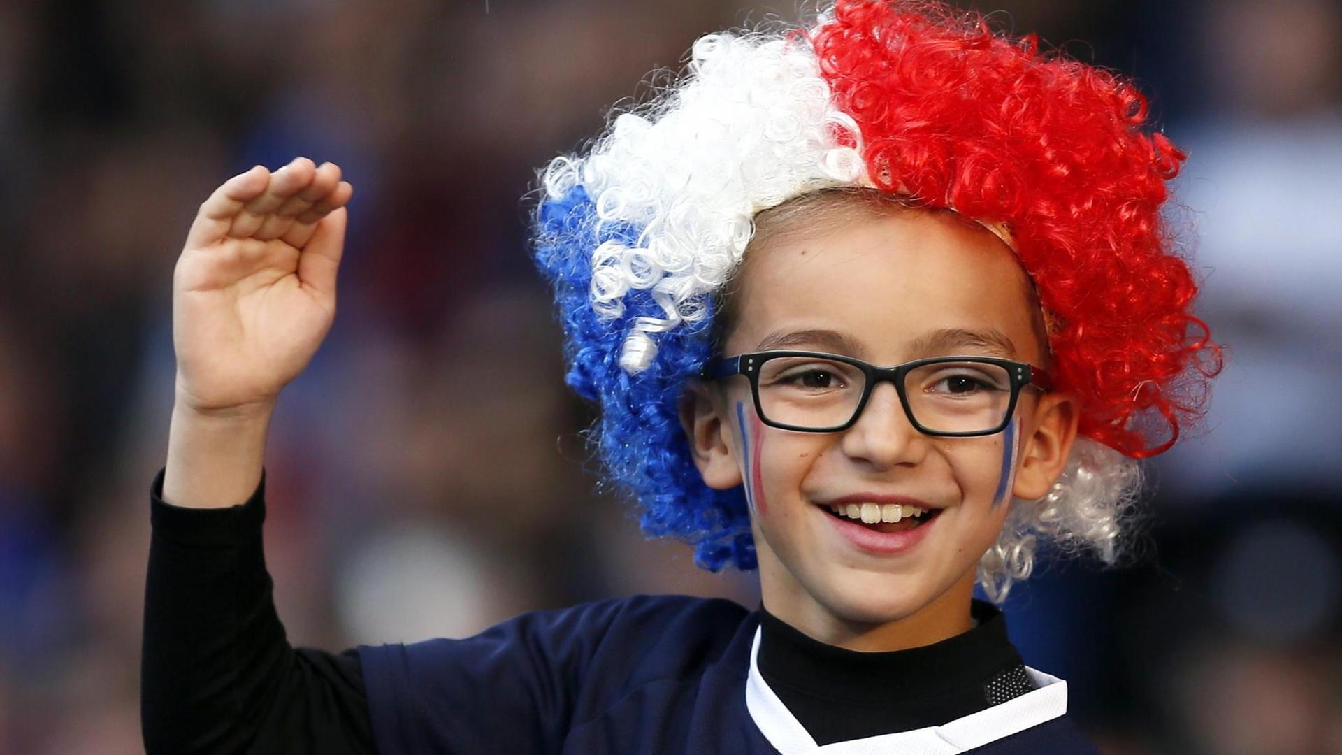 Ein junger Fan der französischen Fußball-Nationalmannschaft während des Testspiels gegen Schottland. 