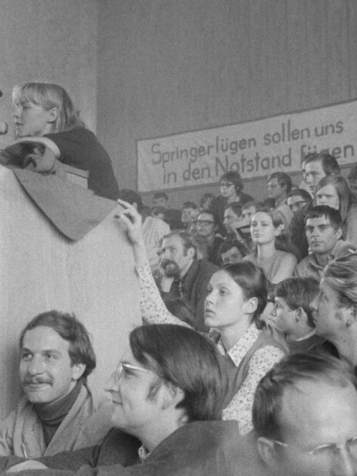 Die neue AStA Vorsitzende der Freien Universität Berlin, Sigrid Fronius, am 15.05.1968 im Auditorium Maximum während eines Teach-in zur Notstandsgesetzgebung.