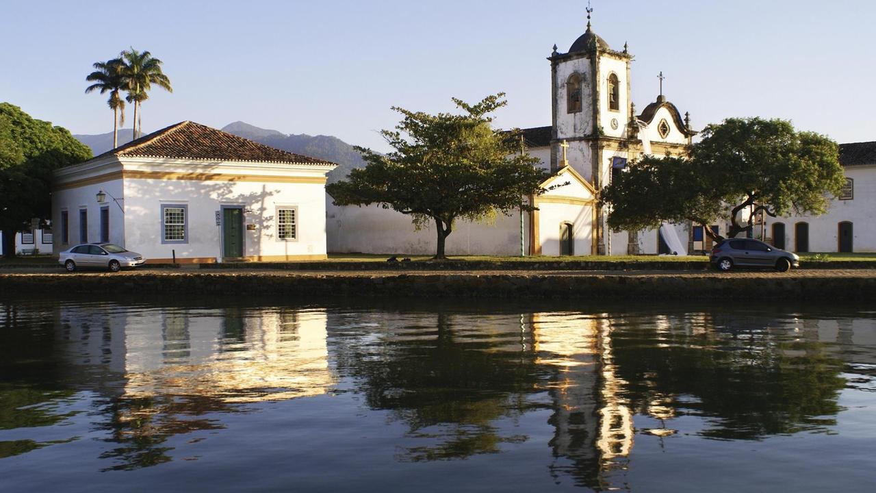 Die Kirche Santa Ritain Paraty am Wasser in Brasilien