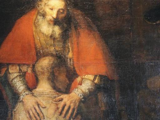 Das Bild "Die Rückkehr des verlorenen Sohnes" von Rembrandt van Rijn (c1665-c1669): Ein Sohn kniet vor seinem Vater nieder, dieser umarmt diesen.