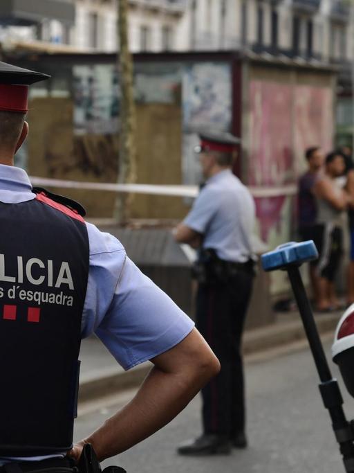 Spanische Polizisten auf der Rambla in Barcelona.
