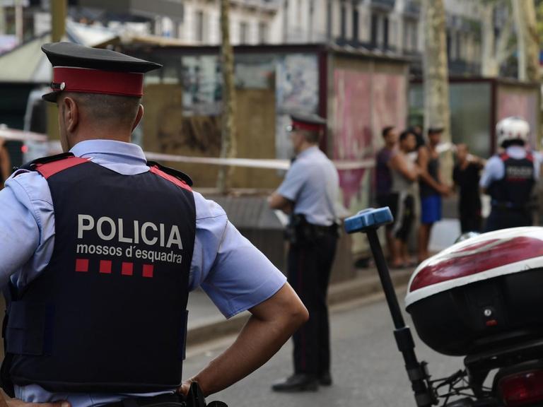 Spanische Polizisten auf der Rambla in Barcelona.