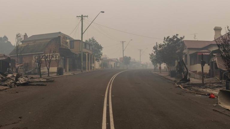 Die verwüstete Hauptstraße des Ortes Cobargo in New South Wales, Australien, nachdem ein Buschfeuer übergegriffen hatte.