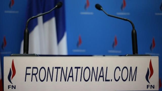 Ein Rednerpult des Front National