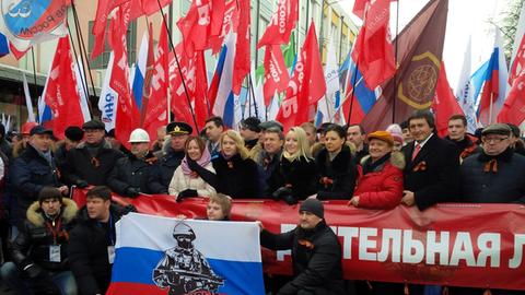 Zur Antimaidan-Kundgebung in Moskau am 21.2.2015 kamen Zehntausende. Sie protestierten gegen den Einfluss der USA und für den russischen Präsidenten Wladimir Putin.