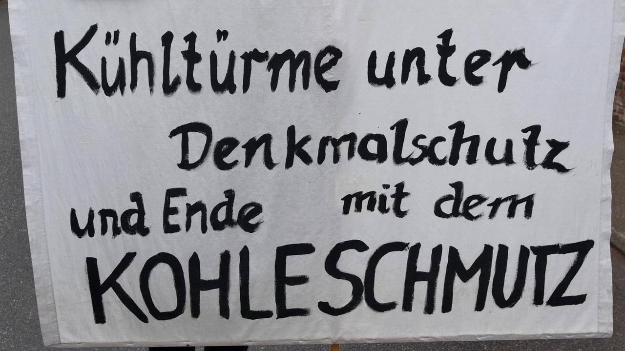 Ein Braunkohlegegner protestiert schon 2015 bei Immerath gegen den Tagebau Garzweiler.