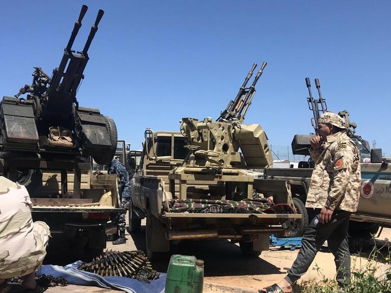 09.04.2019, Libyen, Tripolis: Kämpfer einer bewaffneten Gruppe mit Sitz in Misrata, die der von den Vereinten Nationen unterstützten Regierung des National Accord (GNA) von Ministerpräsident Fajis al-Sarradsch treu ergeben ist, bereiten ihre Munition vor. Trotz internationaler Warnungen gehen die Kämpfe um die libysche Hauptstadt Tripolis unvermindert weiter. Foto: Stringer/dpa