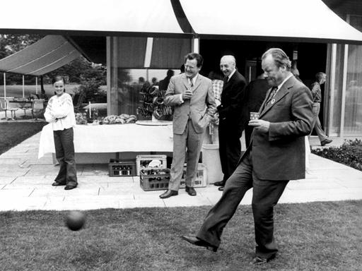 Ausgelassen kickt Bundeskanzler Willy Brandt am 13.6.1973 bei einer Gartenparty einen Ball über den Rasen vor dem Palais Schaumburg. Unter den Zuschauern: Günter Guillaume (Mitte, heller Anzug)
