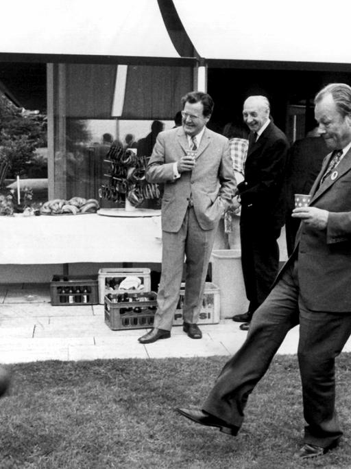 Ausgelassen kickt Bundeskanzler Willy Brandt am 13.6.1973 bei einer Gartenparty einen Ball über den Rasen vor dem Palais Schaumburg. Unter den Zuschauern: Günter Guillaume (Mitte, heller Anzug)