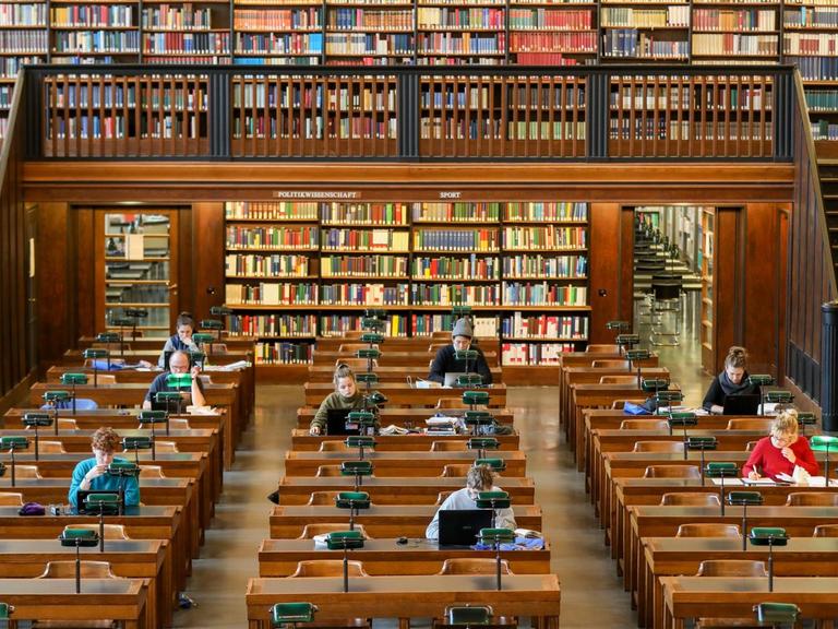 Blick in den Lesesaal der Deutschen Nationalbibliothek in Leipzig