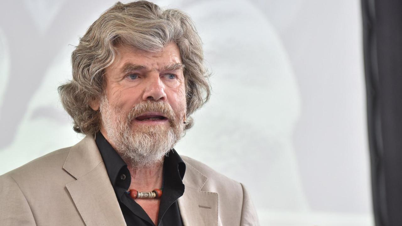 Reinhold Messner spricht bei einer Reisemesse in Köln
