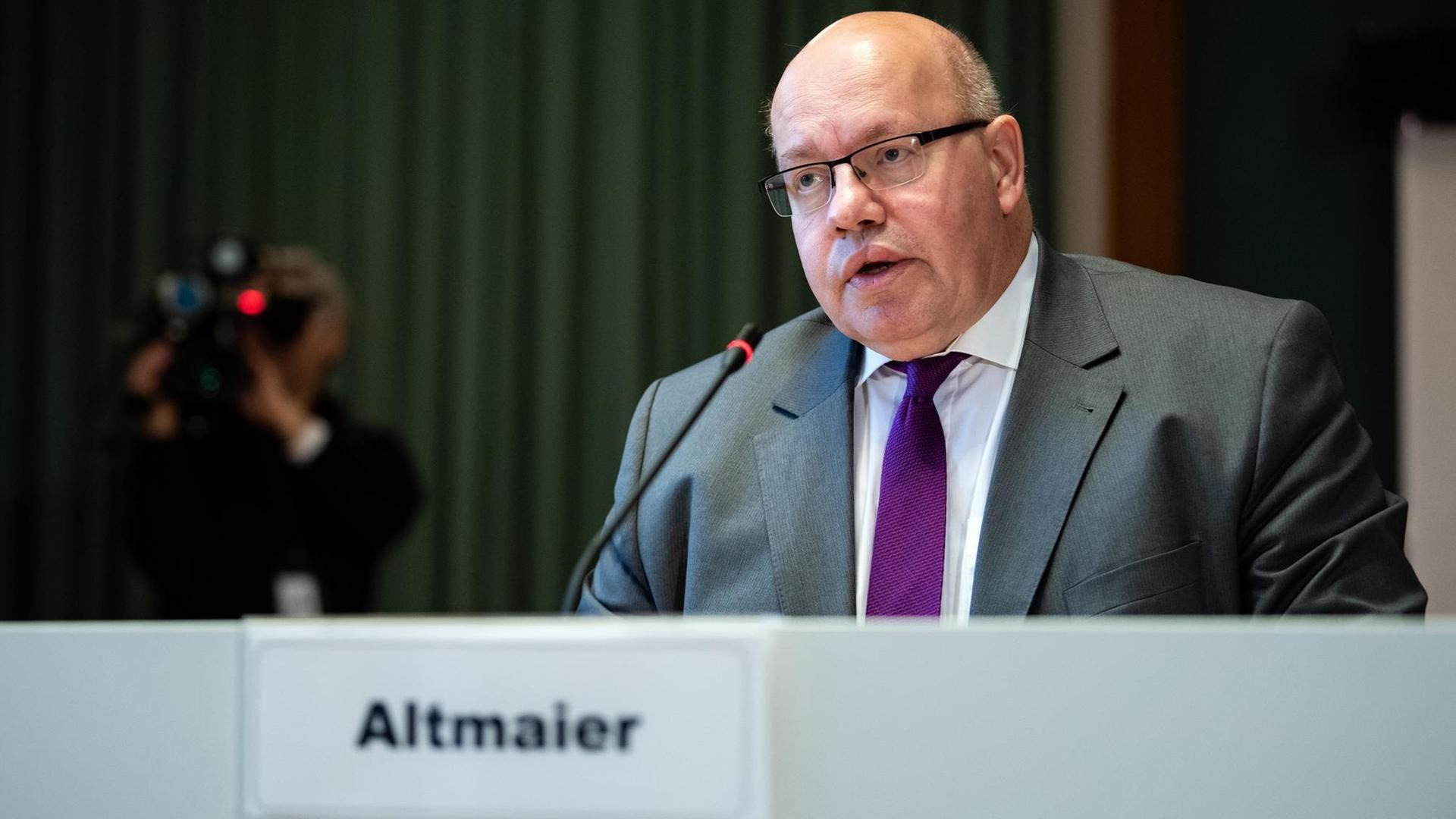Bundeswirtschaftsminister Altmaier steht hinter einem Mikrofon.