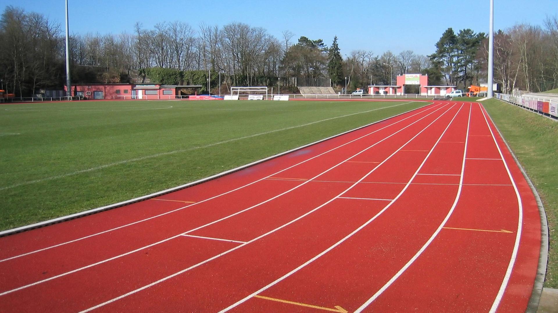 Eine leere rote Laufbahn auf einem Sportfeld