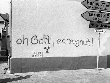 Ein Graffiti an einer Häuserwand in Eppertshausen bei Frankfurt warnt am 5. Mai 1986 vor radioaktivem Niederschlag.