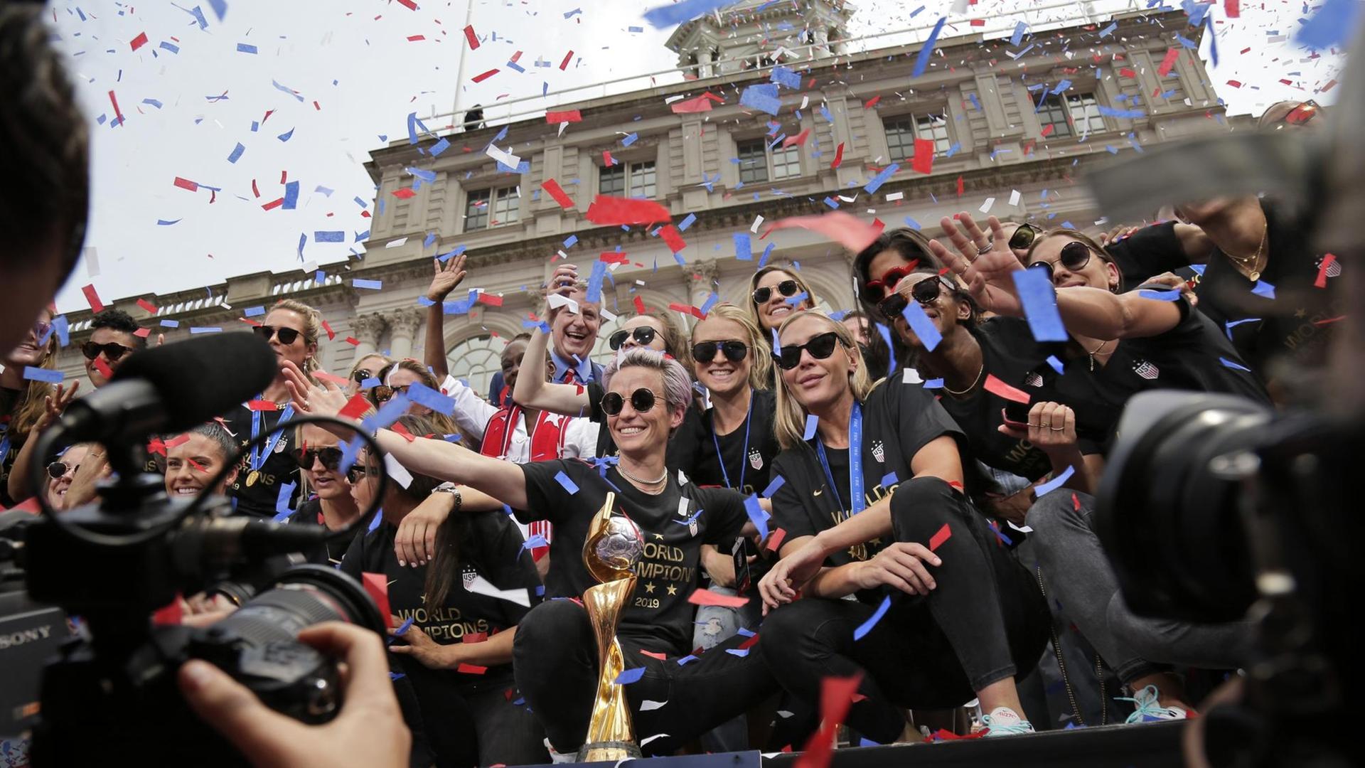 Das Foto zeigt Spielerinnen von den USA. Sie feiern den Sieg bei der Fußball-WM.