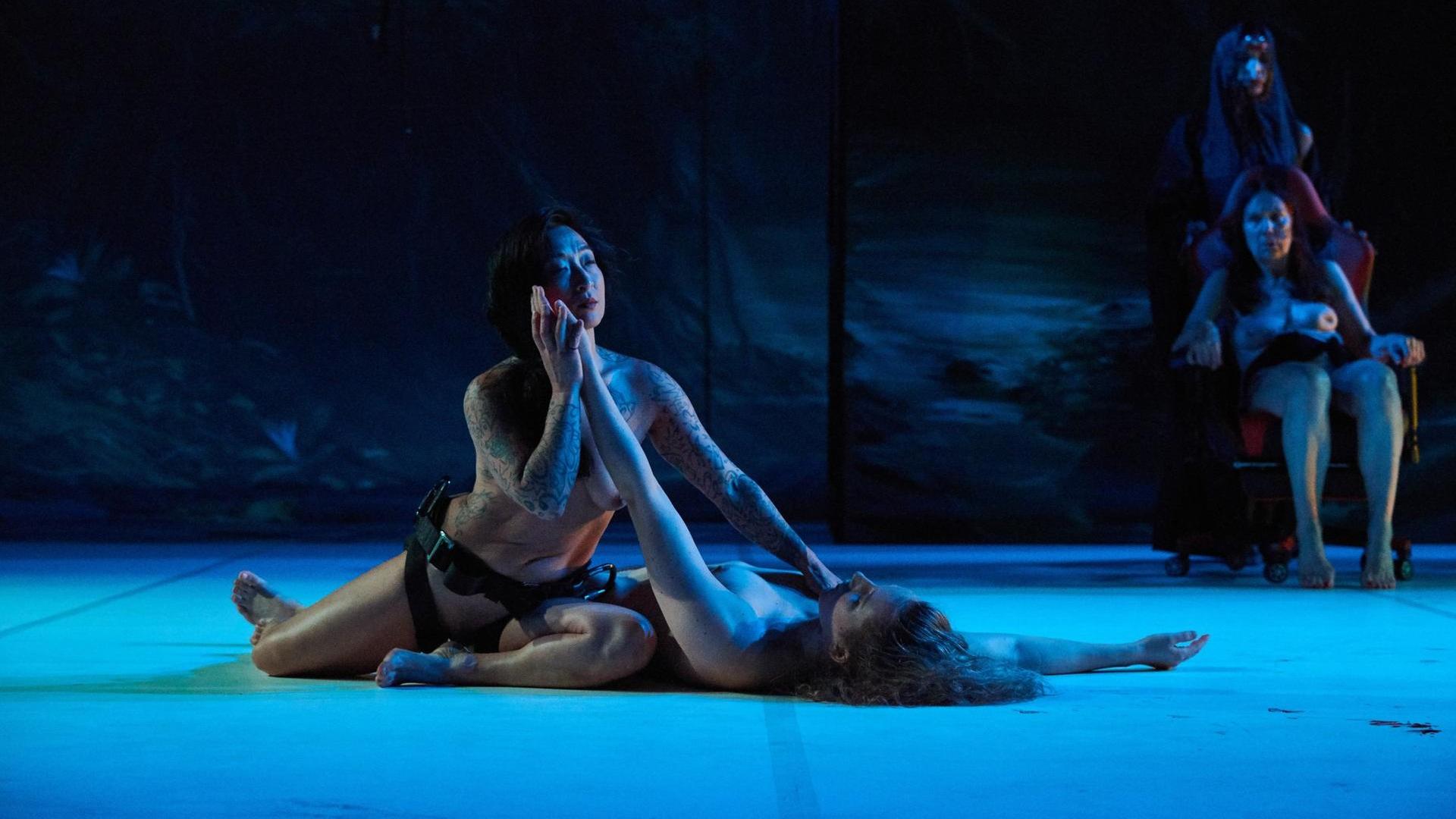 Künstlerinnen knien für das Stück "Tanz" nackt auf der Bühne.