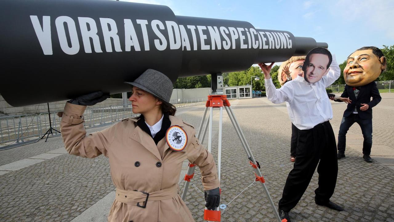 Menschen demonstrieren am 12.06.2015 vor dem Reichstagsgebäude in Berlin gegen die Speicherung von Vorratsdaten.