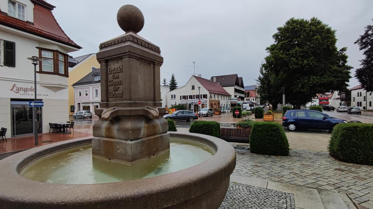 Beschaulicher Stadtplatz mit einem alten Brunnen in einer kleinen bayerischen Stadt