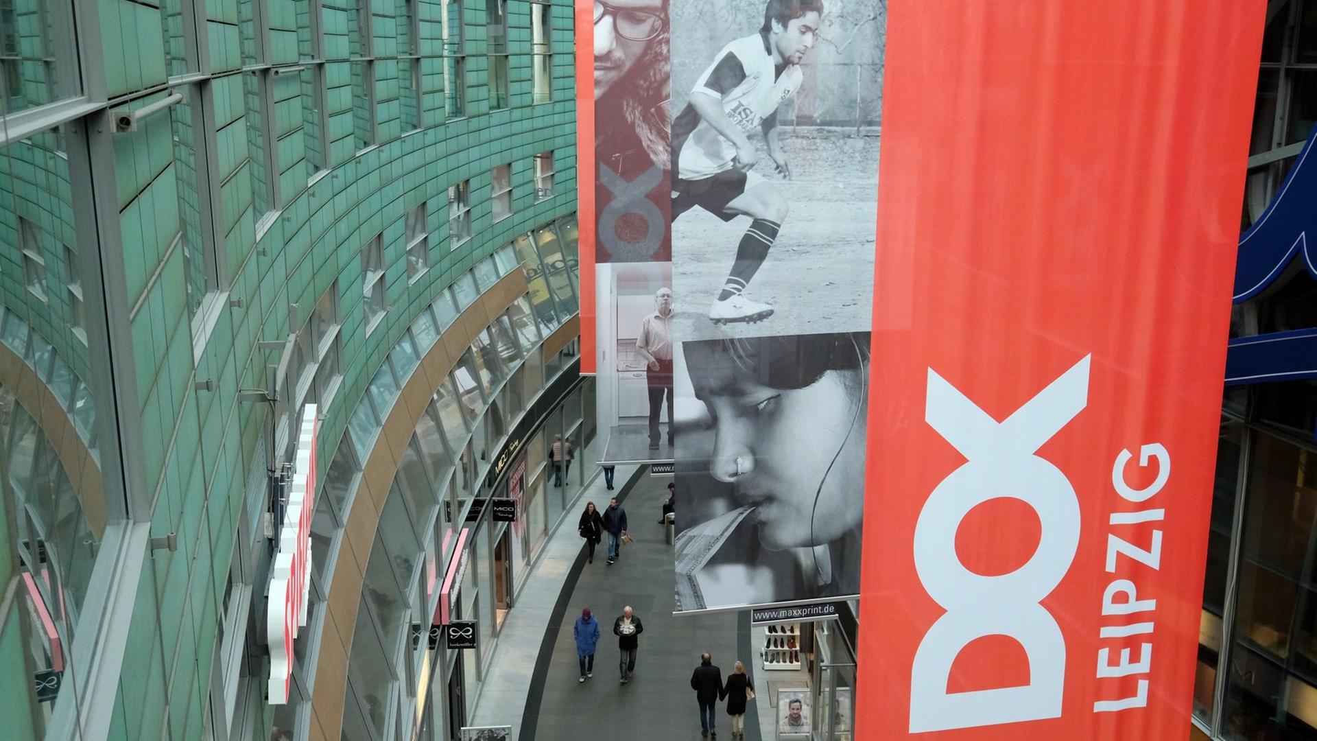 Banner werben am 27.10.2017 in einer Passage in Leipzig für das Internationale Leipziger Festival für Dokumentar- und Animationsfilm DOK Leipzig