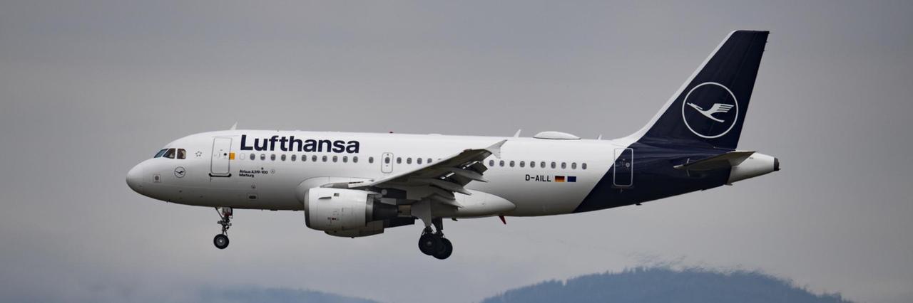 Eine Passagiermaschine der Lufthansa fliegt kurz vor Frankfurt.