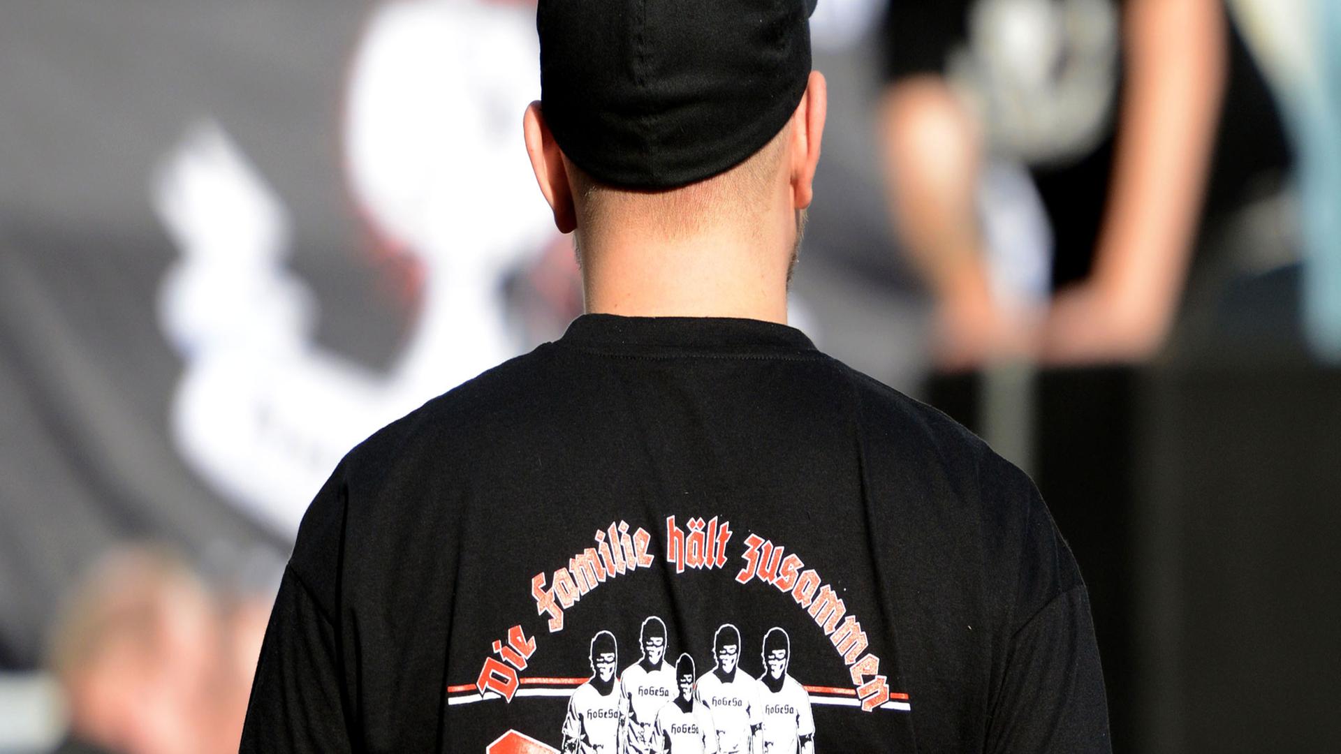 Ein Demonstrant trägt am 26.10.2014 in Köln ein T-Shirt der als gewaltbereit bekannten Gruppe "Hooligans gegen Salafisten".