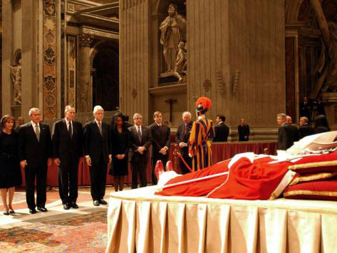 Amerika kondoliert an der Totenbahre von Papst Johannes Paul II.