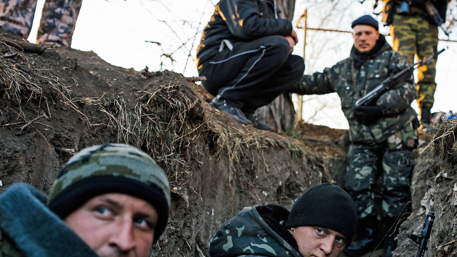 Prorussische Separatisten in einem Graben