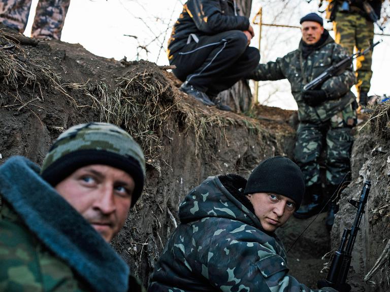 Prorussische Separatisten in einem Graben