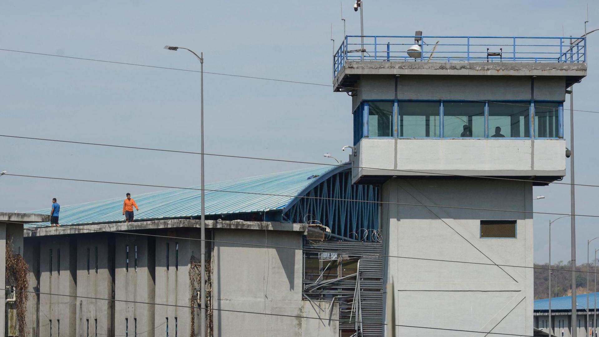 Das Gebäude und der Wachturm des Gefängnisses in Guayaquil.