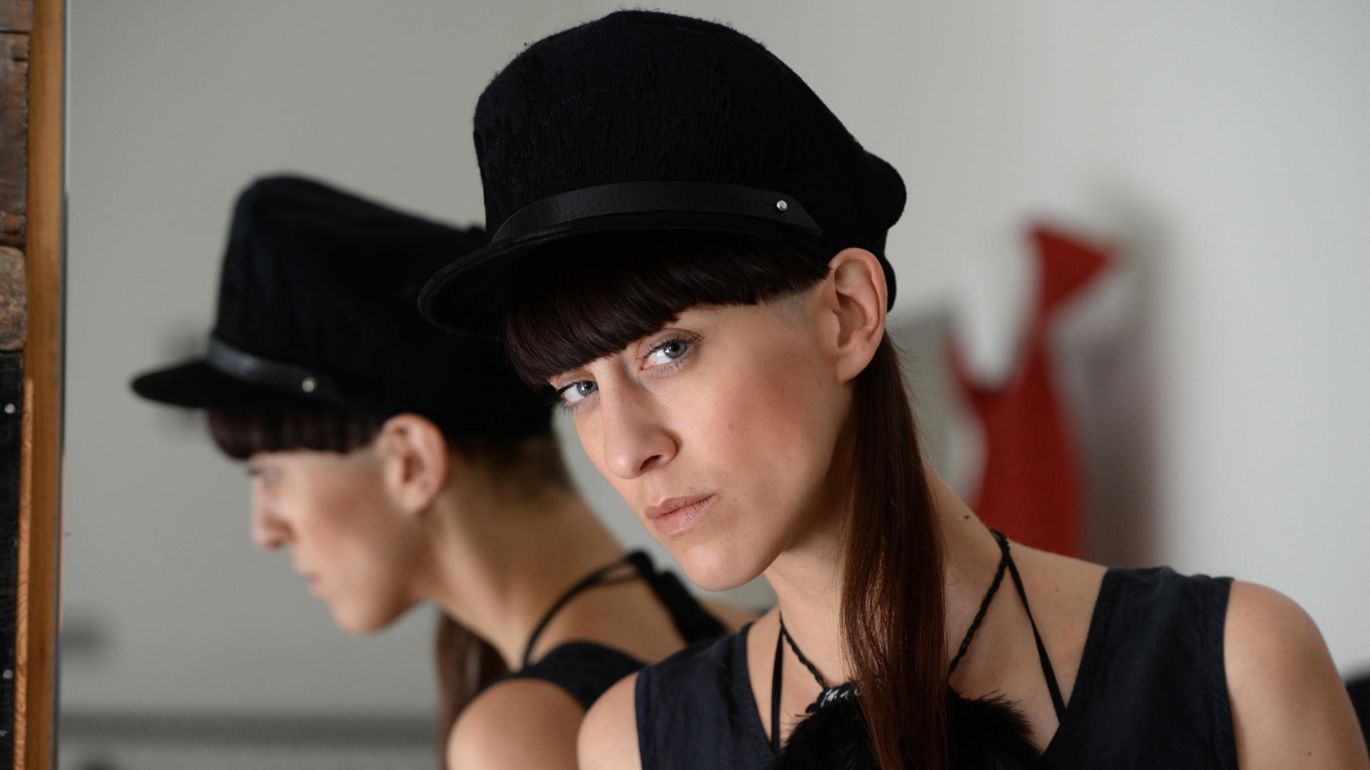 Die Berliner Modedesignerin Esther Perbandt in ihrem Atelier. Sie entwirft eigenwillige Mode - unisex, in ihrem Laden in Mitte gibt es keine getrennten Abteilungen für Männer und Frauen