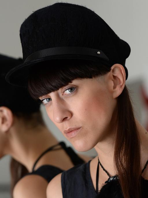 Die Berliner Modedesignerin Esther Perbandt in ihrem Atelier. Sie entwirft eigenwillige Mode - unisex, in ihrem Laden in Mitte gibt es keine getrennten Abteilungen für Männer und Frauen