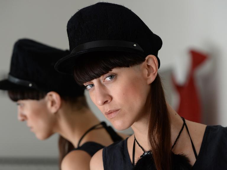 Die Berliner Modedesignerin Esther Perbandt in ihrem Atelier. Sie entwirft eigenwillige Mode - unisex, in ihrem Laden in Mitte gibt es keine getrennten Abteilungen für Männer und Frauen