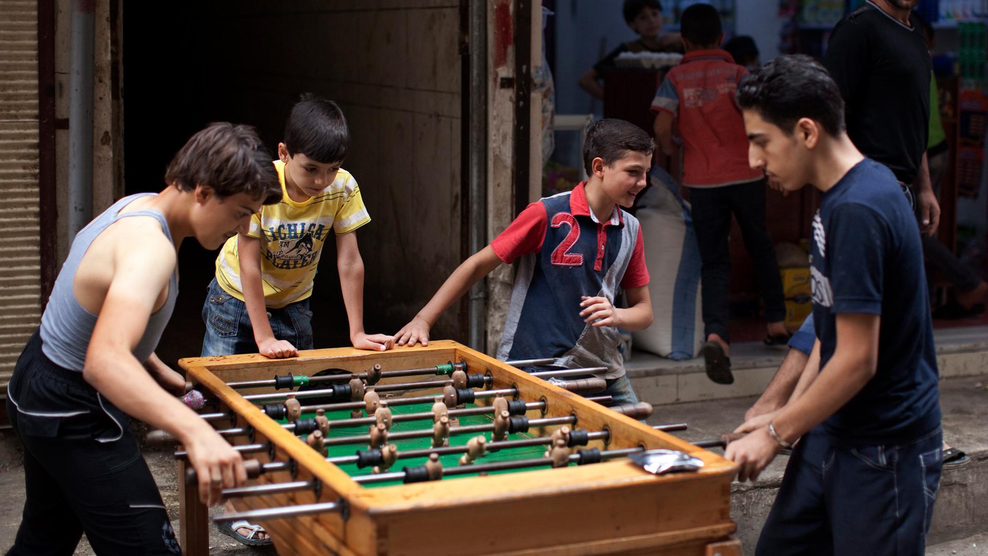 Syrische Kinder im Salahdine-Bezirk von Aleppo spielen Kicker. Doch solche Augenblicke sind selten geworden. Viele Kinder und Jugendliche wurden in den letzten Jahren Opfer von Bombenangriffen durch das Assad-Regime.