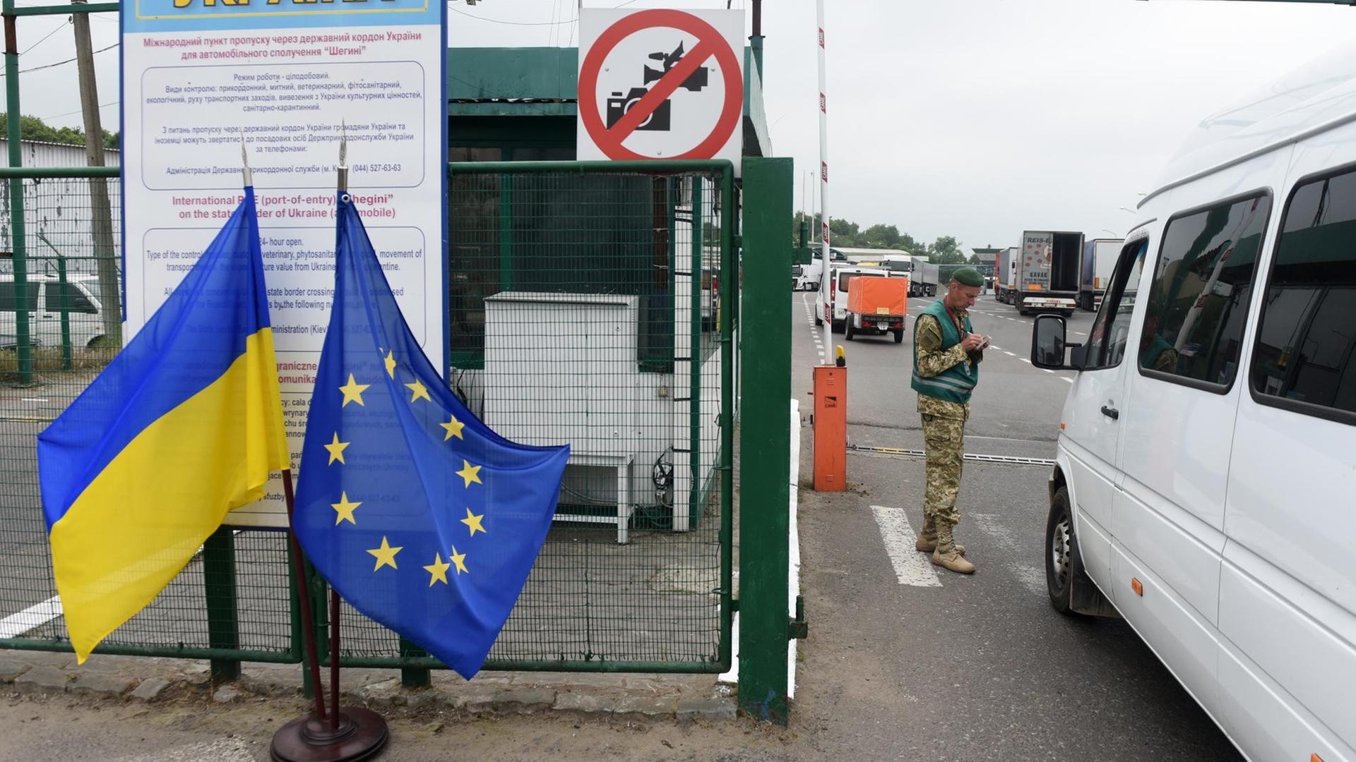 Ukrainer an der Grenze zu Polen. Seit dem 11. Juni dürfen ukrainische Staatsbürger ohne Visum in die EU einreisen.